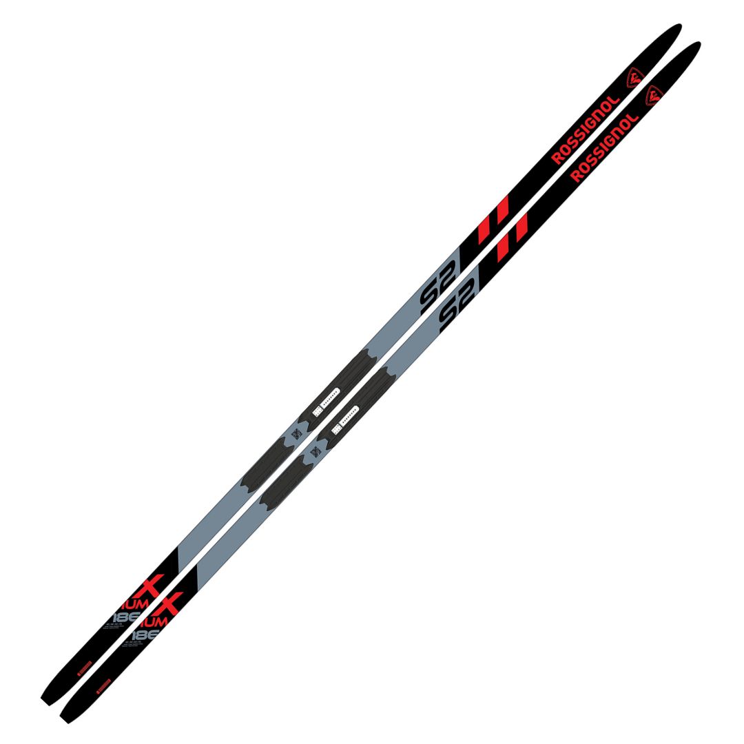 Une paire de skis de fond Rossignol X-IUM SKATING avec un design noir, gris et rouge avec le nom du modèle et les logos de la marque sur la longueur.