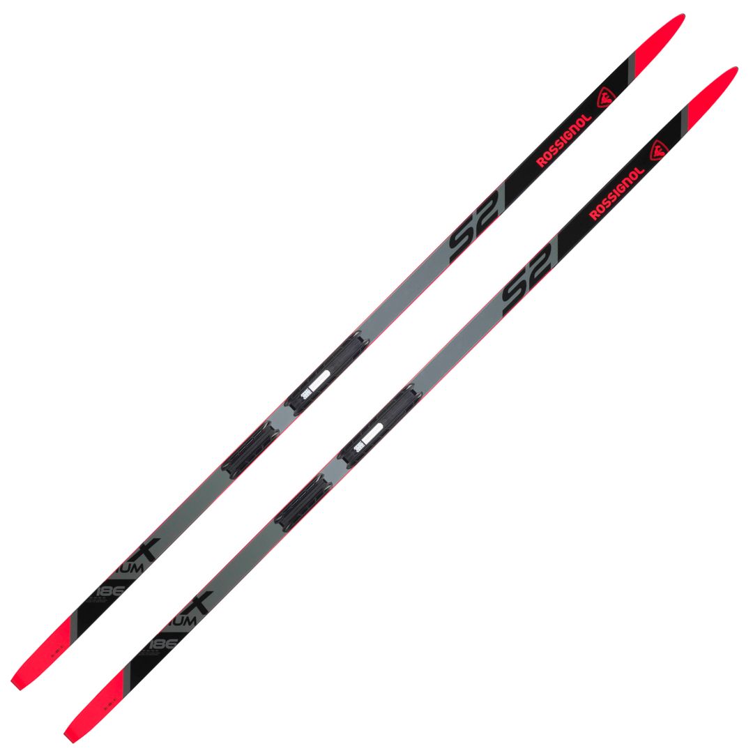 Les skis de fond X-IUM SKATING présentent un design épuré avec des accents noirs, gris et rouges, affichant les marques Rossignol et X-IUM sur le dessus.