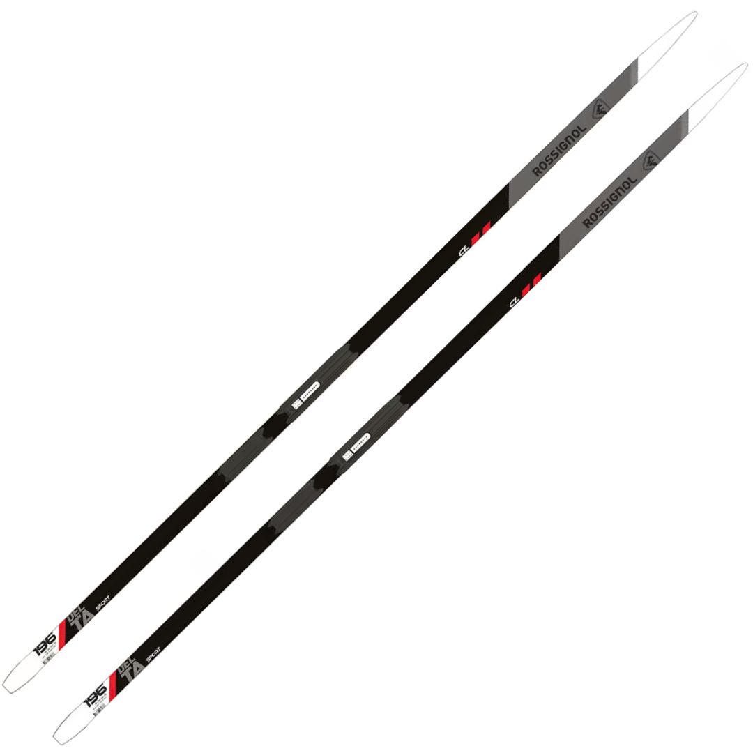 Une paire de skis de fond SKI DE FOND ROSSIGNOL DELTA SPORT CLASSIC en noir, blanc et rouge est présentée côte à côte, avec un design épuré et le nom et le logo Rossignol près de la partie supérieure de chaque ski.