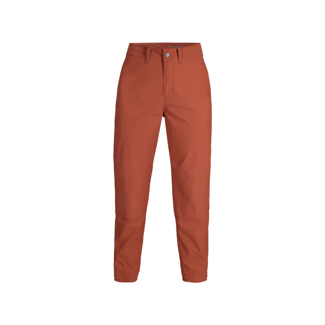 Le PANTALON D'AVENTURE ROYAL ROBBINS WILDER POUR FEMME se décline dans une teinte rouille, avec une coupe taille haute, une fermeture à boutons et à glissière, des poches avant et des jambes droites, présenté sur fond blanc.