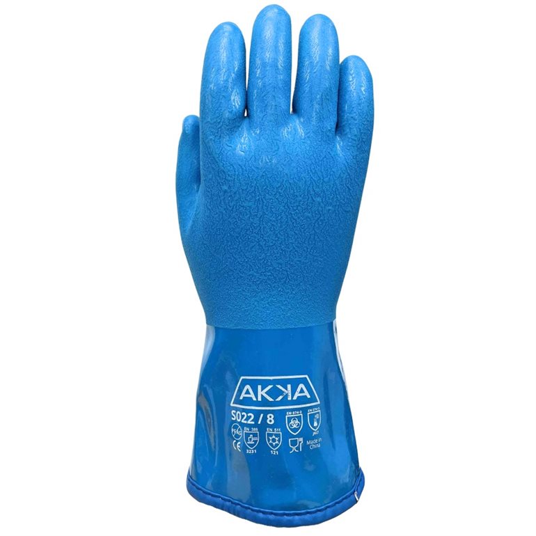 Le GANT NITRILE CAOUTCHOUTÉ DOUBLÉ AKKA S022 est un gant de protection bleu à surface texturée, présenté debout avec les doigts étendus. Un texte blanc et des symboles de sécurité sur la manchette indiquent ses caractéristiques de protection et sa taille.