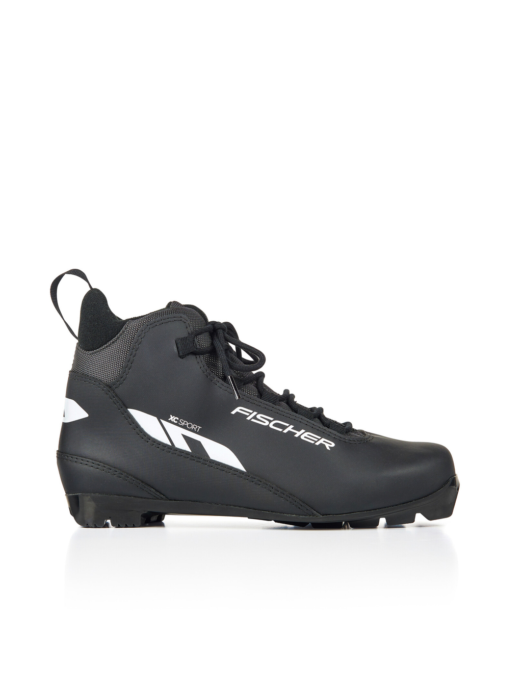 Chaussure de ski Fischer XC Sport noire avec marquage blanc sur le côté, avec un design à lacets et une boucle à l'arrière. La chaussure est conçue pour le ski de fond et est présentée sur un fond blanc uni.