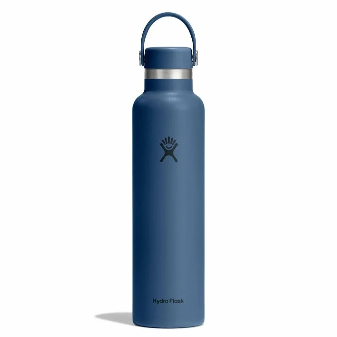 Une grande bouteille d'eau Hydro Flask « STANDARD FLEX CAP » bleue de 24 OZ, dotée d'une poignée sur le couvercle et arborant le logo Hydro Flask sur le devant, représentée debout sur un fond blanc.