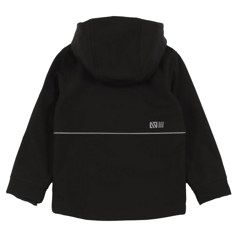 Vue arrière d'une veste noire à capuche. Elle présente une ligne réfléchissante dans le dos et un petit logo géométrique en haut à gauche.