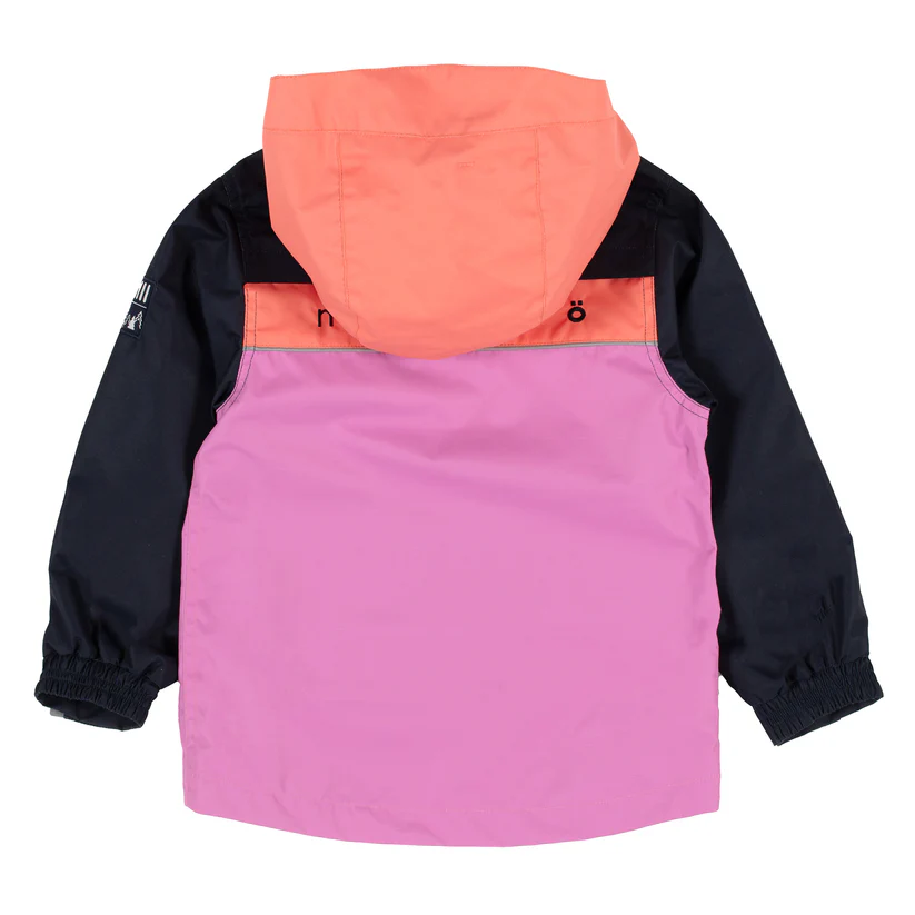 Veste enfant au design color-block. La capuche est rose, le haut du dos est orange, le milieu est violet clair et les manches sont bleu foncé. Les poignets sont élastiqués et un petit logo est orné sur la manche gauche. Vue de dos.