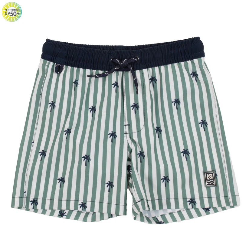 Maillot de bain à rayures verticales vertes et blanches, avec ceinture bleu marine, cordon de serrage et petit imprimé palmier. Une étiquette est cousue sur la jambe gauche.