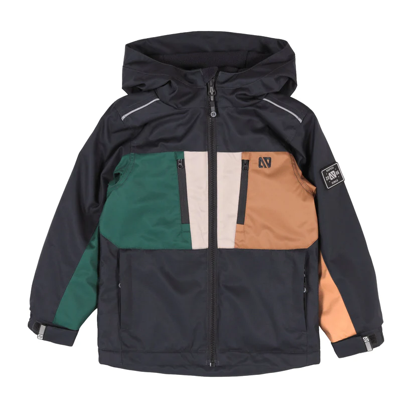Le MANTEAU DE PLUIE NANO MAX POUR GARÇONS (2 À 6) est une veste à capuche pour enfants avec une fermeture éclair sur le devant, des blocs de couleur vert foncé, beige, orange et bleu marine, deux poches sur la poitrine et deux sur les côtés, ainsi qu'un écusson sur la manche gauche.