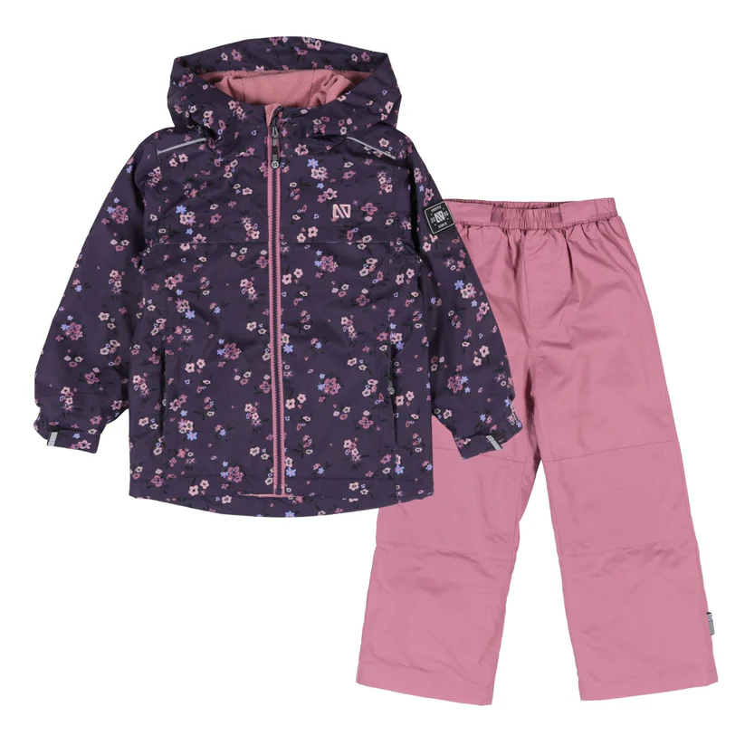 L'ENSEMBLE DE PLUIE AMÉLIA est un ensemble d'hiver pour enfants composé d'une veste à capuche violet foncé ornée de fleurs roses et lilas, et d'un pantalon rose clair uni. Tous deux sont conçus pour garder les enfants au chaud par temps froid.