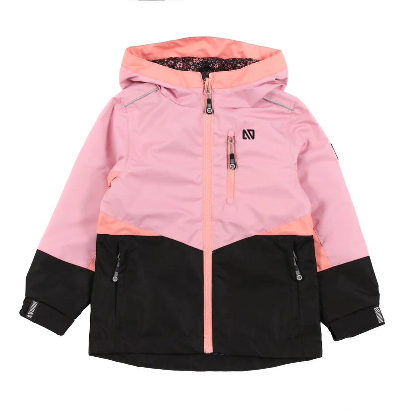 La MANTEAU ÉLÉONORE est une veste à capuche rose et noire pour enfants, avec des accents orange clair, une fermeture à glissière sur le devant, des poches zippées, des poignets réglables et un petit logo sur la poitrine.