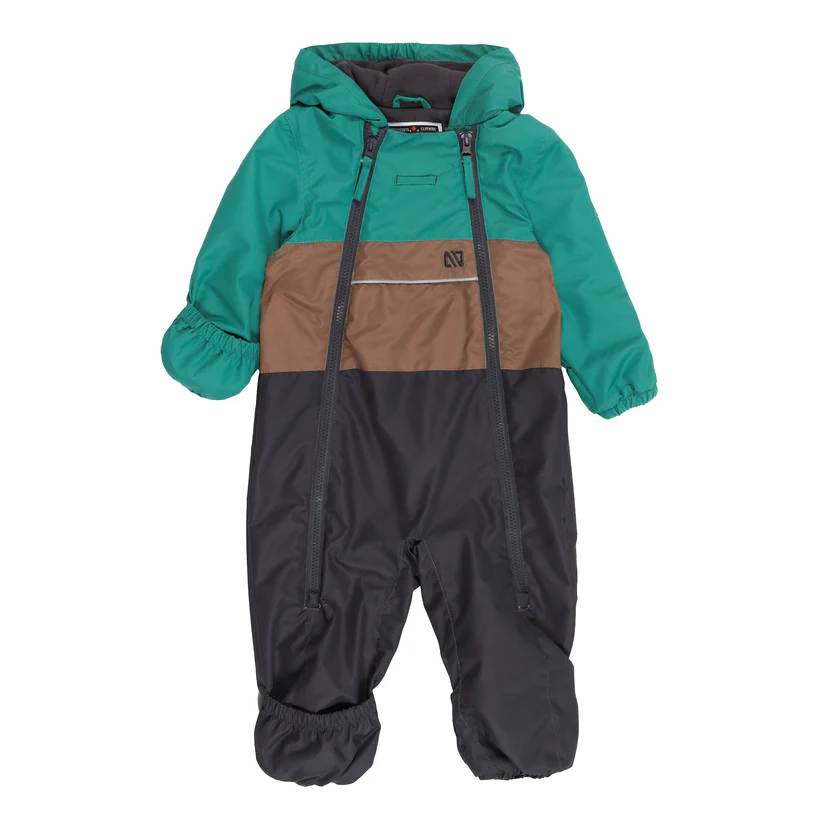 La COMBINAISON DE PLUIE PAUL est une combinaison de neige une pièce à capuche pour enfants, de couleur verte, marron et noire, avec des manches longues, une fermeture à glissière sur le devant, des poignets élastiques et des couvre-pieds.