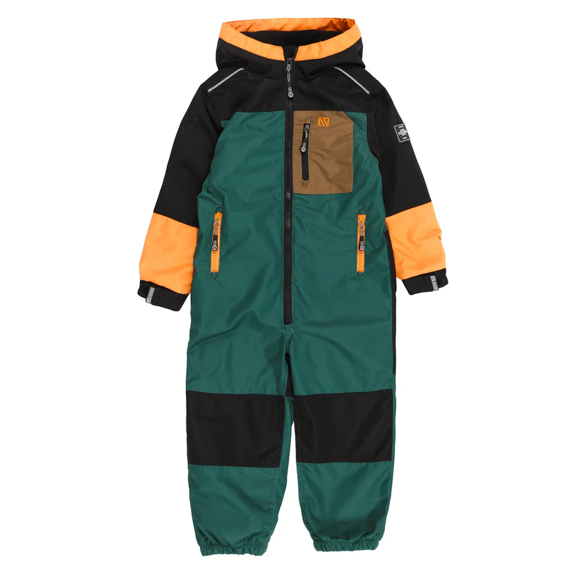 L'HABIT DE PLUIE UNE-PIÈCE NANO LIAM est une combinaison de neige pour enfants avec une capuche, des jambes vertes, des manches noires et orange, une poche de poitrine marron, deux poches latérales zippées jaunes, des poignets élastiques, ainsi que des patchs noirs au niveau des genoux et des bras.