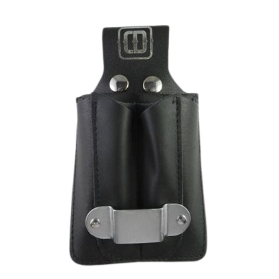 L'ÉTUI D'EXPÉDITION PORTE RUBAN CUIRS DESROCHERS DM-314-BT est une pochette en cuir noir avec deux compartiments, des rivets métalliques, un clip ceinture et un logo rectangulaire en haut au centre. Représentée sur fond blanc.