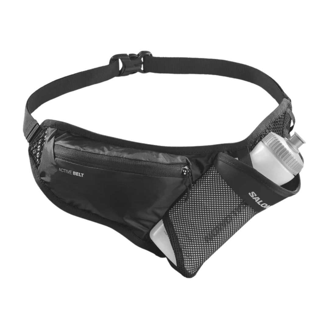 Ceinture de course noire avec une pochette zippée et un porte-bouteille en filet. La ceinture est dotée d'une sangle réglable avec boucle et porte l'inscription "ACTIVE BELT".