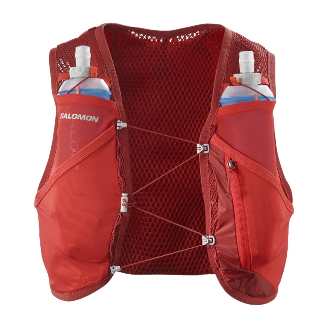Veste de course Salomon rouge avec panneaux en maille, poche frontale zippée et deux flacons d'eau souples dans les poches frontales, conçue pour l'hydratation lors d'activités telles que le trail running.