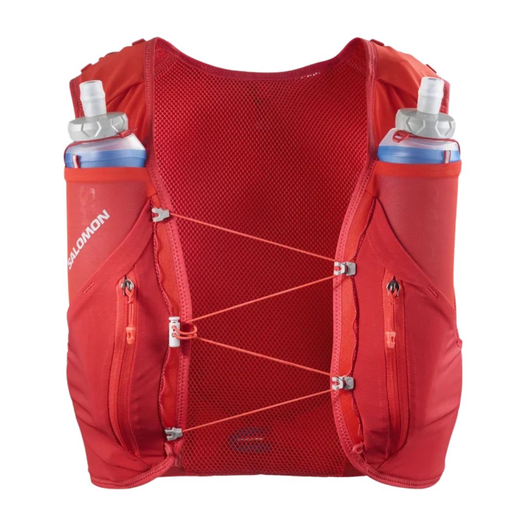 Gilet de course à pied rouge avec dos en maille, deux poches avant zippées, un laçage élastique et deux bouteilles d'eau souples dans les poches de poitrine. La marque "Salomon" est visible sur la poche gauche.