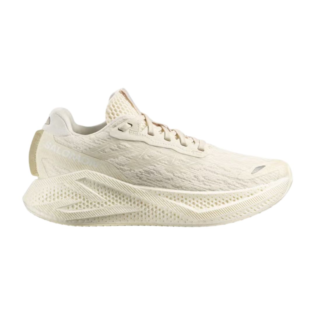 La chaussure de course à pied sur route Salomon Aero Glide 4 pour femme présente une tige texturée beige, une fermeture à lacets, une semelle sculptée avec des motifs géométriques et un logo Salomon subtil près du talon.