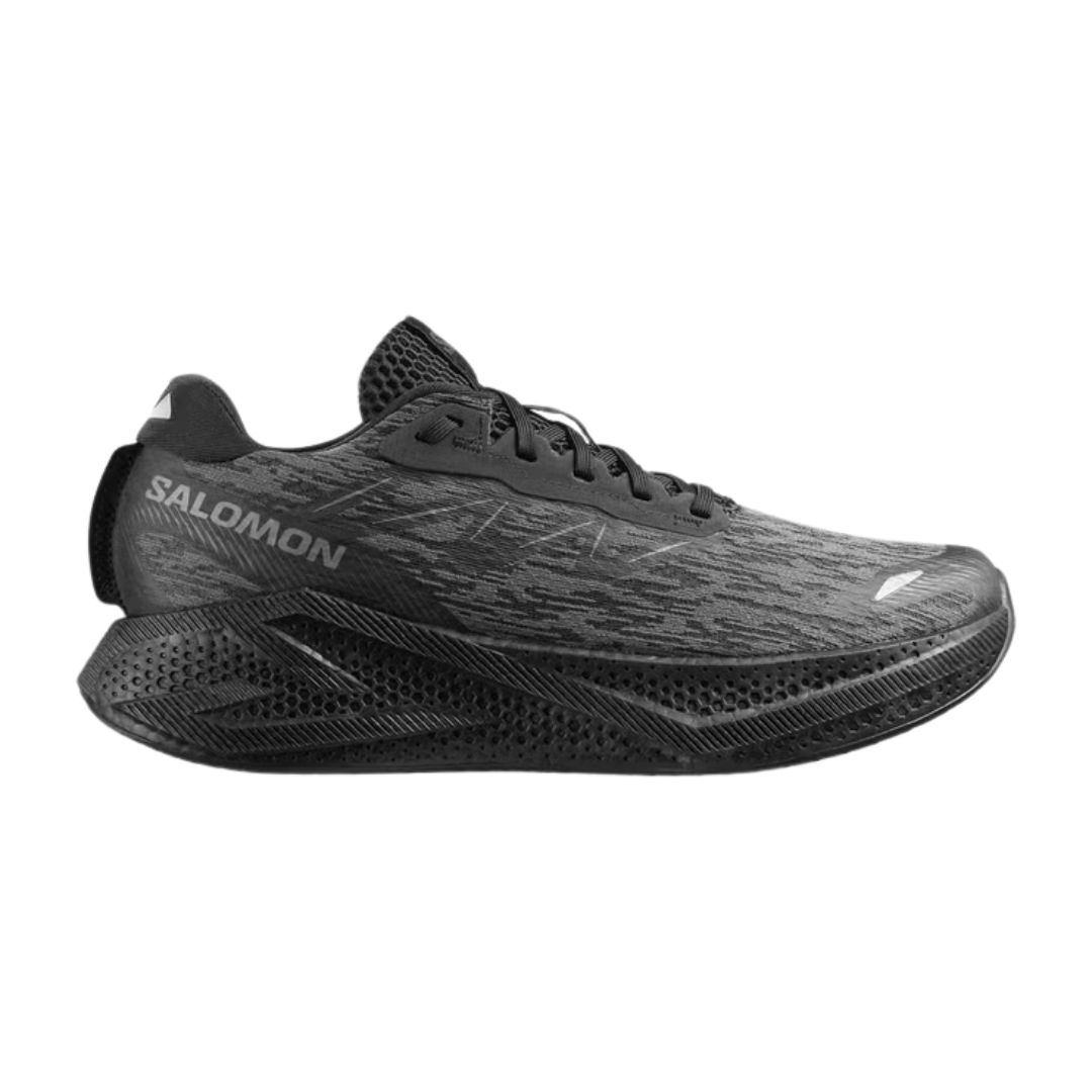 La Salomon AERO GLIDE 4 est une chaussure de course noire avec une tige en mesh texturé, une semelle épaisse et amortie, et un logo latéral blanc, montré depuis la gauche sur un fond blanc.