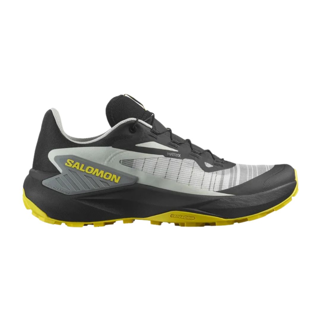 Chaussure de trail running Salomon noire et grise avec une semelle extérieure jaune et la marque Salomon jaune, montrée de côté sur fond blanc.