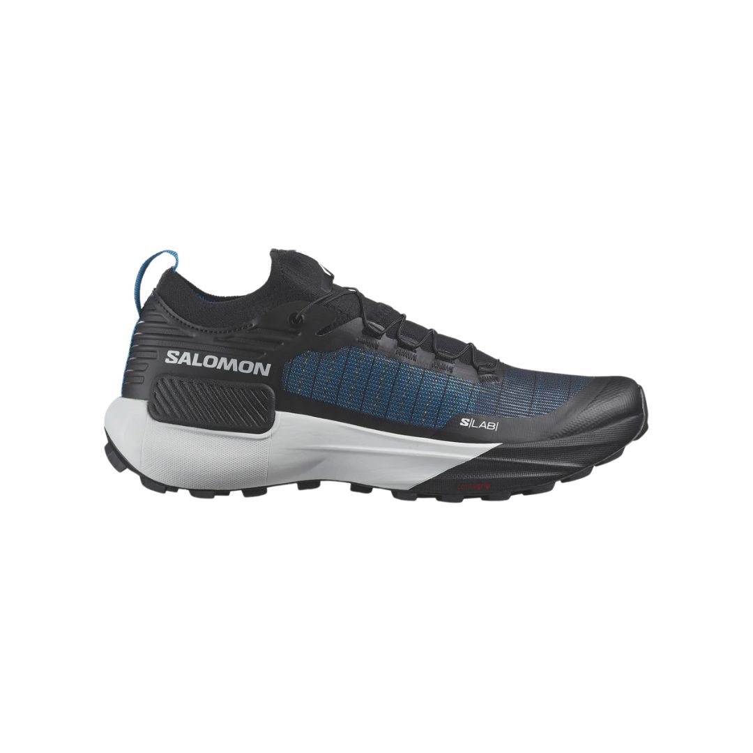 Chaussure de trail running noire et bleue de Salomon, dotée d'une tige en mesh, d'une semelle coussinée et d'une bande de roulement robuste pour une meilleure adhérence. La chaussure a une conception basse avec fermeture à lacets et marquage visible sur le côté.