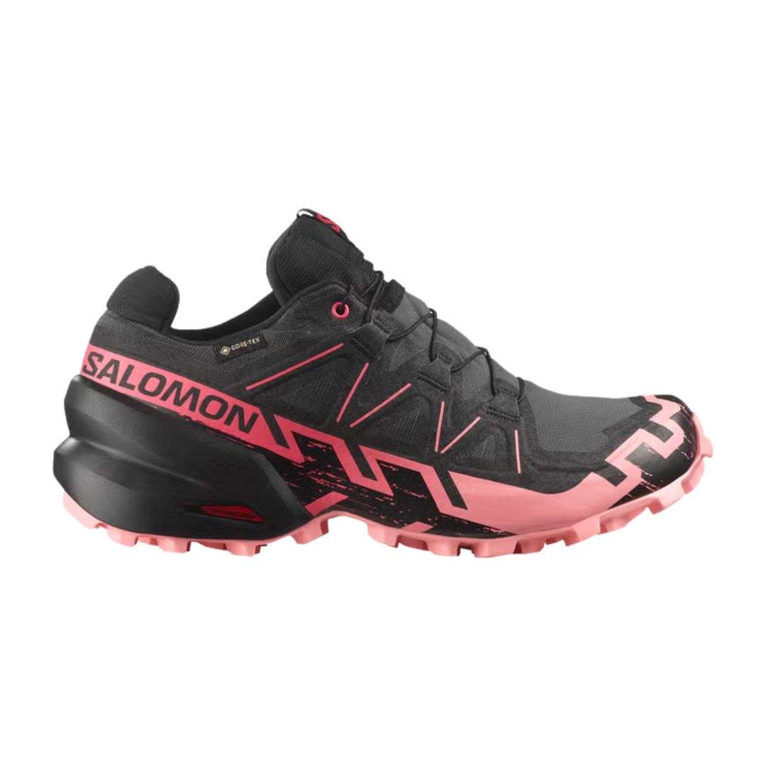 La Salomon SPEEDCROSS 6 GTX W, une chaussure de trail noire et rose avec une bande de roulement agressive, un logo latéral et des accents en zigzag, est présentée sur le profil latéral gauche sur un fond blanc.