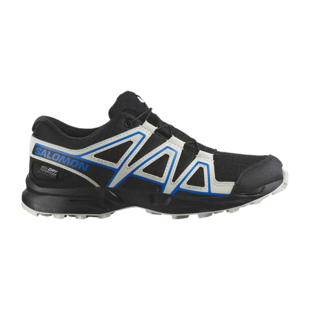 La chaussure de trail SPEEDCROSS WP J, présentée en noir, blanc et bleu, est dotée d'un matériau en maille, de superpositions caractéristiques et d'une semelle extérieure robuste pour une traction optimale.