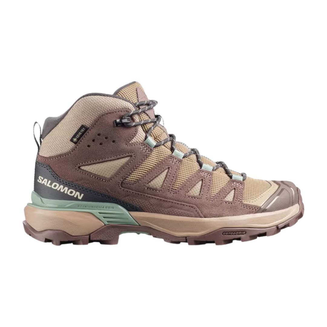 La chaussure de randonnée Salomon X Ultra 360 Mid Gore-Tex pour femme présente des panneaux en mesh et en daim marron et beige, une semelle en caoutchouc durable, un support pour la cheville et des lacets visibles, montrés de côté sur un fond blanc.
