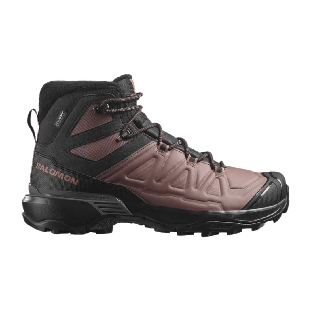 Une seule chaussure de randonnée Salomon en mauve et noir, avec un collier de cheville haut, une semelle solide et un design robuste, présentée sur un fond blanc, face à la gauche.