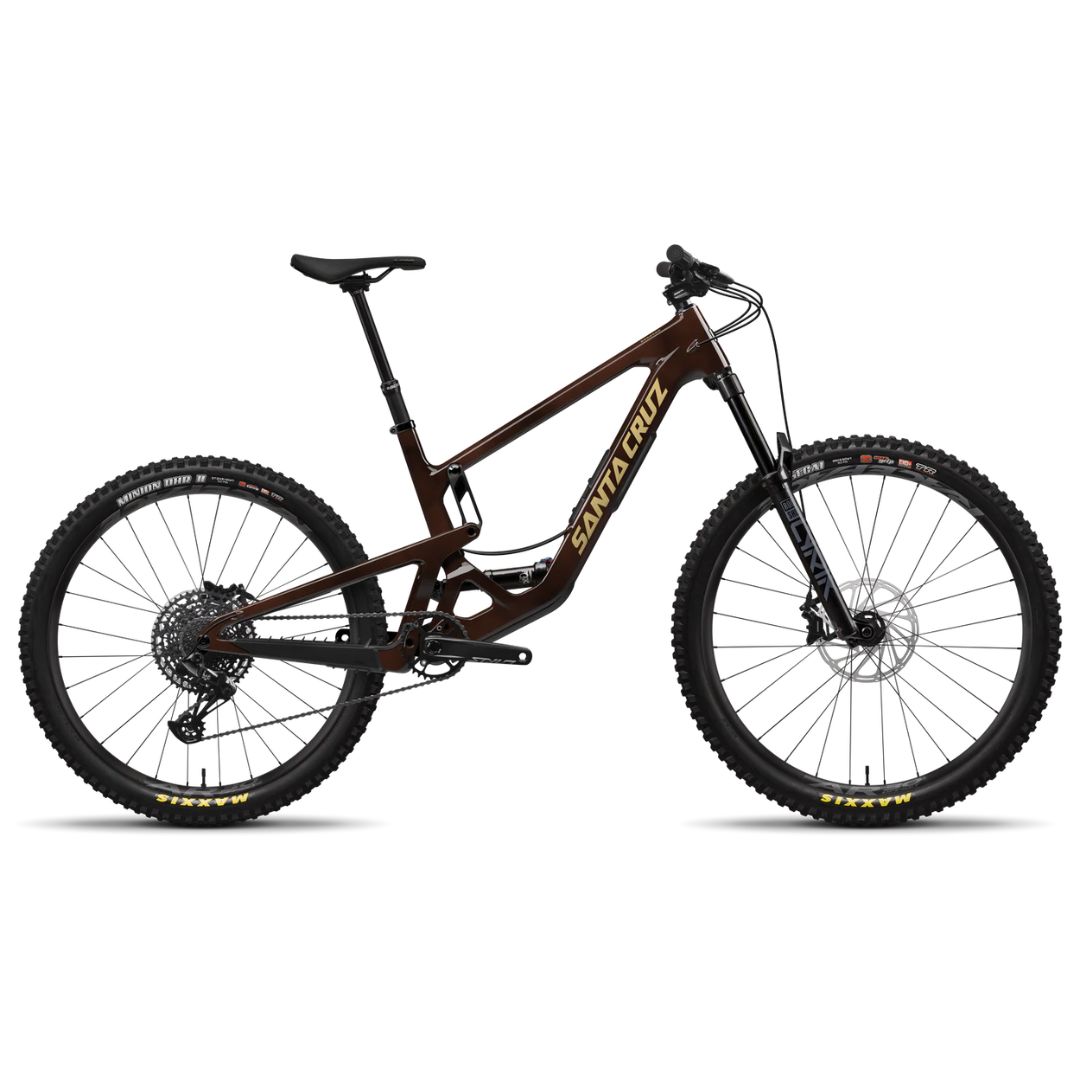 Un vélo de montagne marron à suspension totale avec de gros pneus à crampons, une selle noire et l'inscription "Santa Cruz" en jaune sur le cadre, montré de côté sur un fond blanc.