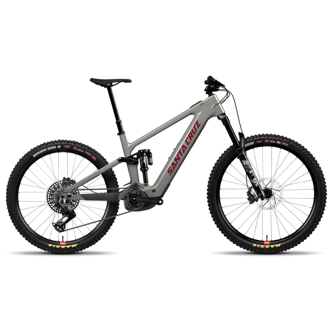 Le VALA 1 C MX 26 MD GRY 90 est un VTT tout suspendu de couleur grise, équipé de pneus larges, d'une selle noire et portant l'inscription « Santa Cruz » en lettres rouges sur le cadre, visible de profil sur fond blanc.