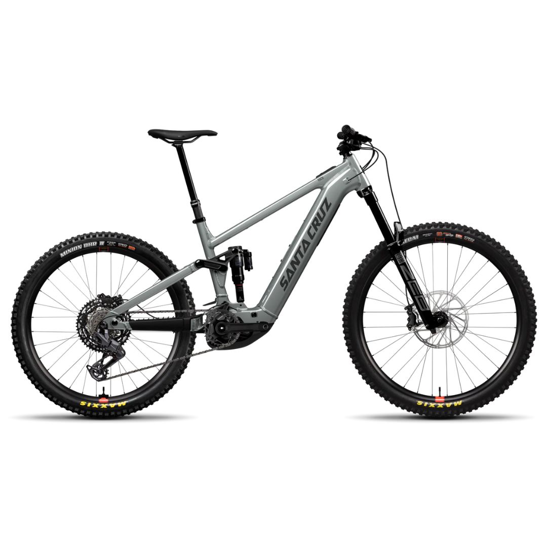 Un vélo de montagne à suspension totale Santa Cruz gris mat, équipé de pneus épais, de freins à disque et d'un cadre robuste, présenté de profil sur fond blanc.