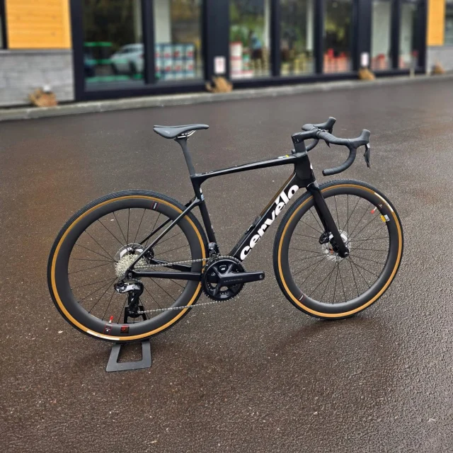 🚴 𝗗𝗘́𝗖𝗢𝗨𝗩𝗥𝗘𝗭 𝗖𝗘𝗥𝗩𝗘́𝗟𝗢 ✨

@cervelo est une marque de vélos canadienne reconnue pour ses modèles rapides et légers. Que ce soit pour la route ou le triathlon, Cervélo propose des vélos fiables et performants, parfaits pour ceux qui veulent aller plus vite et se faire plaisir. 

Consultez en ligne, achetez en magasin!
→ (Linktree en bio)
