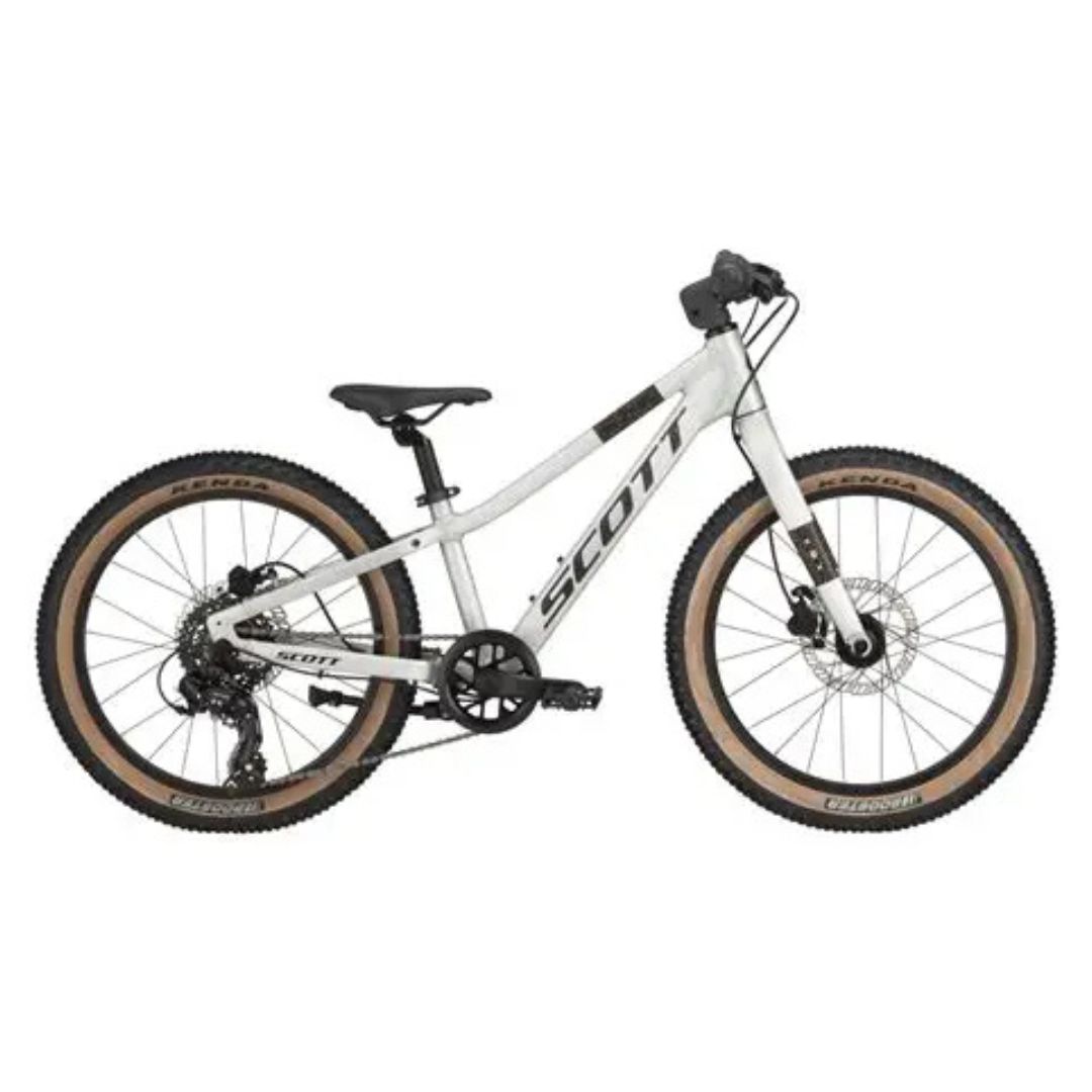 Le VÉLO SCOTT SCALE 400 POUR JUNIOR est un vélo tout-terrain junior blanc avec un cadre incliné, des pneus brun-tan, une selle noire et un guidon noir, présenté de côté sur un fond blanc uni.