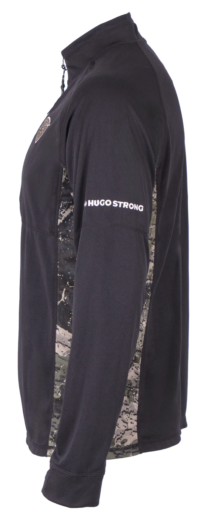 Profil latéral d'un t-shirt de sport noir à manches longues avec empiècements camouflage sous les bras et "Hugo Strong" imprimé en texte blanc sur la manche. Le t-shirt présente un design à quart de zip et un petit logo sur la poitrine avant.