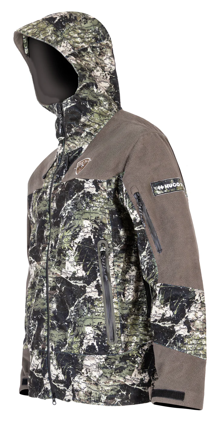 Une veste camouflage avec une capuche présentant un mélange de motifs verts, noirs et blancs. La veste possède plusieurs poches zippées, un patch sur la manche et une fermeture zippée sur le devant. Le matériau semble être durable et adapté aux activités de plein air.