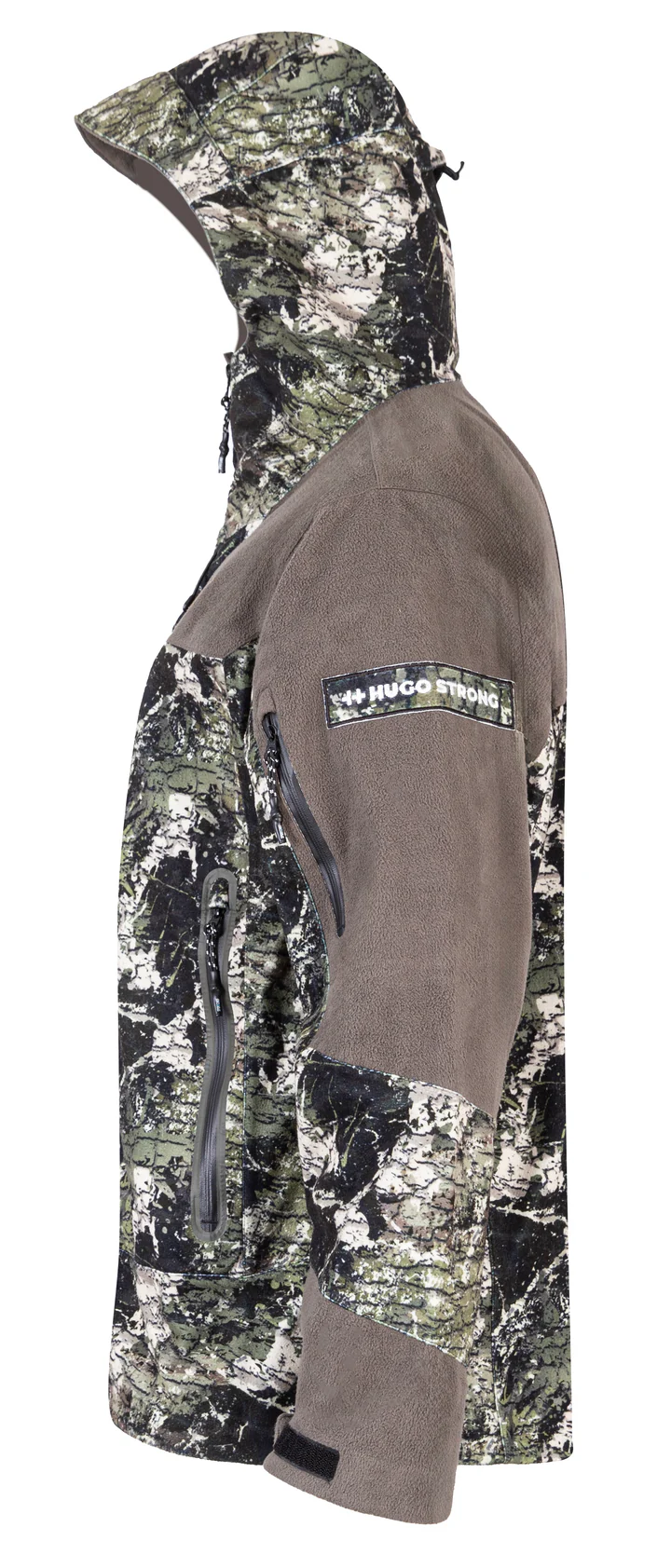 Vue de côté d'une veste camouflage à col montant et capuche, présentant un mélange de couleurs vert, noir et gris. La veste a une poche zippée sur la manche supérieure et "HUGO STRONG" écrit sur un patch près de l'épaule. Le tissu semble robuste et isolé.