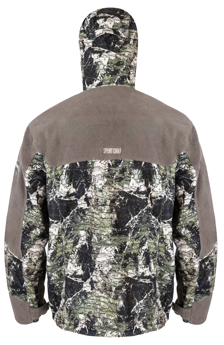 Une personne porte une veste de camouflage à motifs verts, noirs et blancs, dos à la caméra. La veste présente une partie supérieure du dos et des épaules grises, ainsi que des empiècements gris sur les manches. Le mot « SPORTCHIEF » est visible dans le dos.
