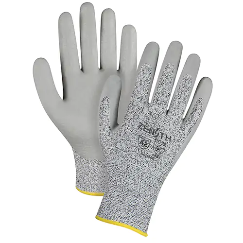 Une paire de gants de travail gris avec paumes et doigts texturés ; un gant présente un logo et un texte imprimés en noir au dos, et les deux ont une bordure jaune aux poignets.