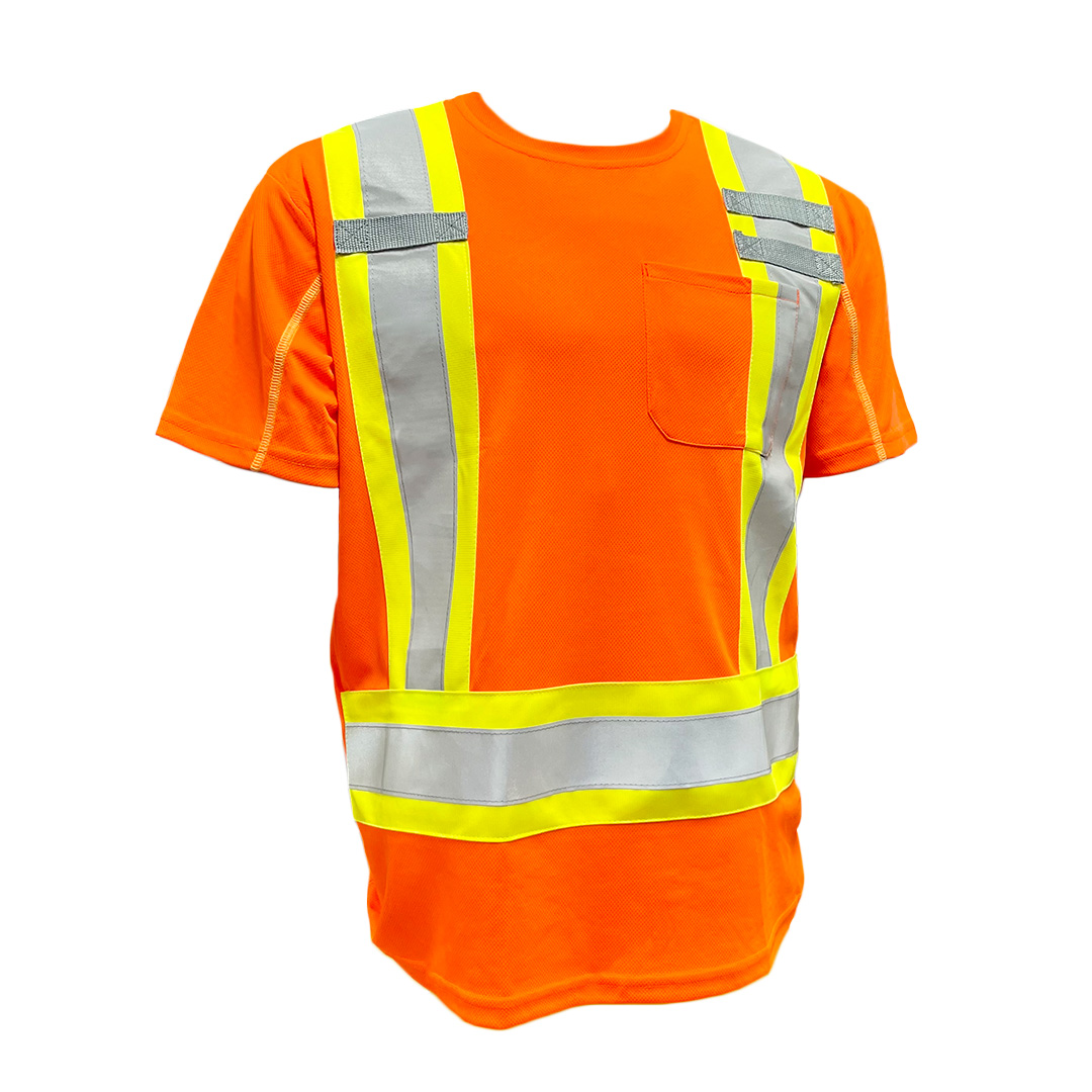 Le T-SHIRT HI-VIS MANCHE COURTE est une chemise de sécurité orange à manches courtes avec des bandes réfléchissantes argentées et jaunes sur le devant, les épaules et la taille, ainsi qu'une poche de poitrine gauche.