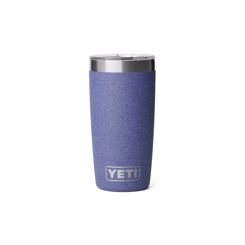 Un gobelet YETI violet avec un bord en acier inoxydable, debout sur un fond blanc. Le logo YETI est visible sur la partie inférieure du gobelet.