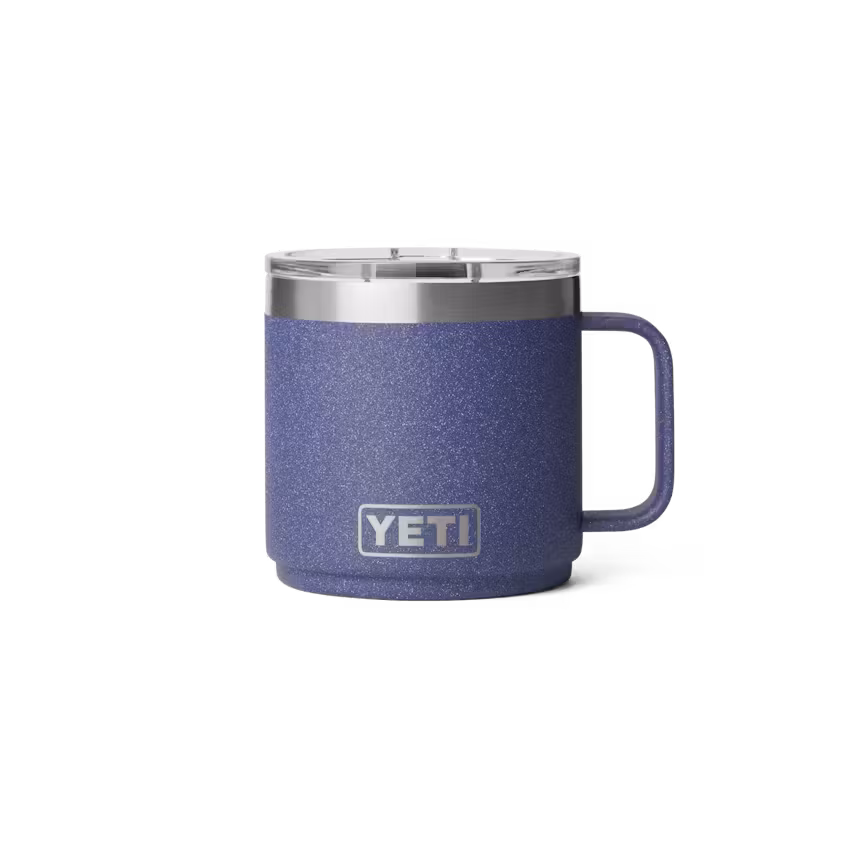 Un mug YETI bleu, texturé, doté d'une poignée et d'un couvercle argenté est représenté sur un fond blanc uni.