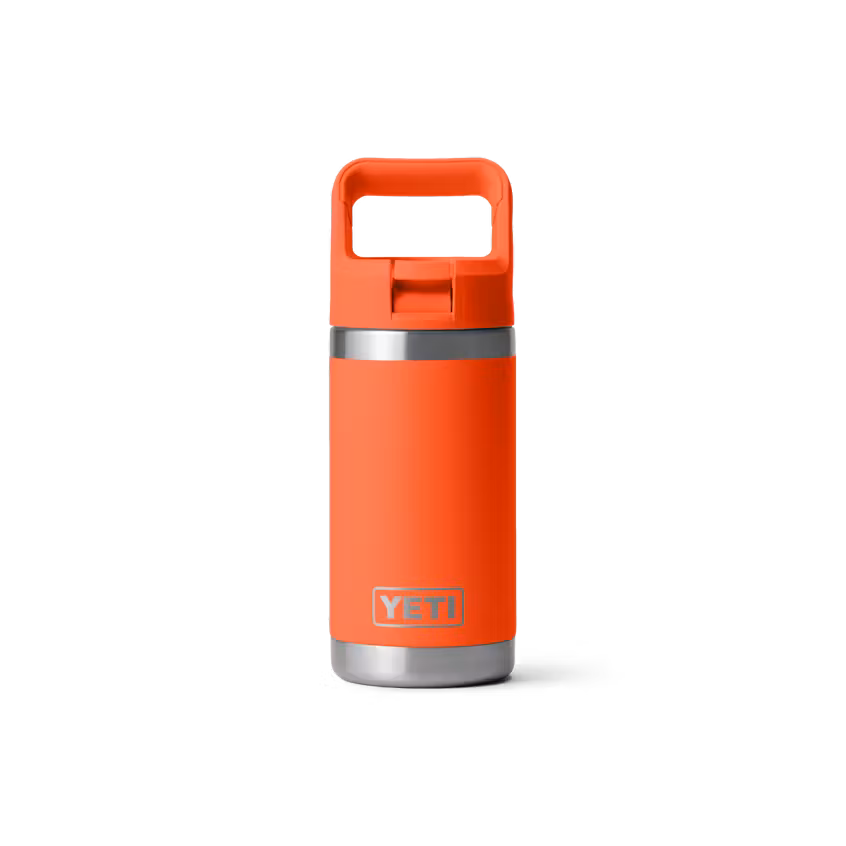 Une bouteille isotherme YETI orange vif avec une base argentée et une solide poignée rectangulaire sur le dessus, debout sur un fond blanc uni.