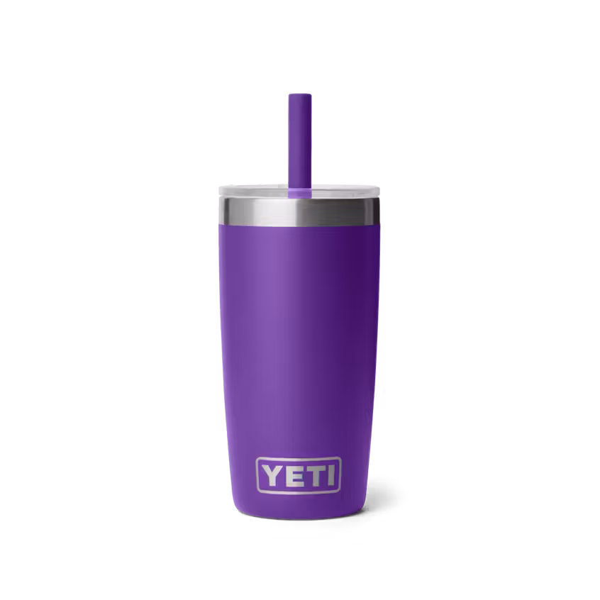 Une bouteille RAMBLER JR 10 OZ KIDS de couleur violette, accompagnée d'une paille assortie et d'un bouchon argenté, posée à la verticale sur un fond blanc uni.