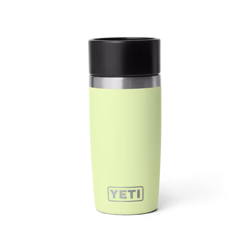 Une bouteille de voyage YETI RAMBLER de 12 oz, de couleur jaune pâle et dotée d'un bouchon noir, est représentée debout sur un fond blanc uni.