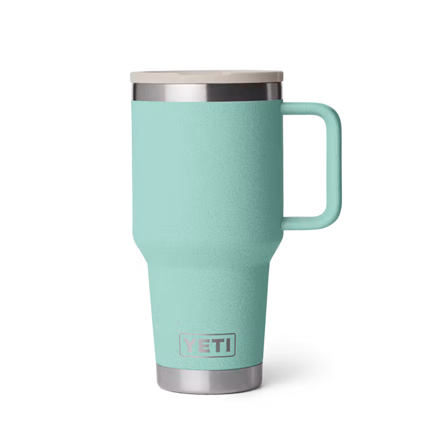 Mug de voyage RAMBLER 30 OZ de couleur vert clair, muni d'une anse, d'un couvercle hermétique et d'une base en métal.