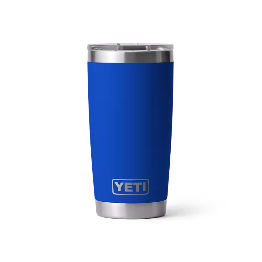 Un gobelet RAMBLER 20 OZ TUMBLER MS bleu, avec une base et un couvercle argentés, posé à la verticale sur un fond blanc uni.