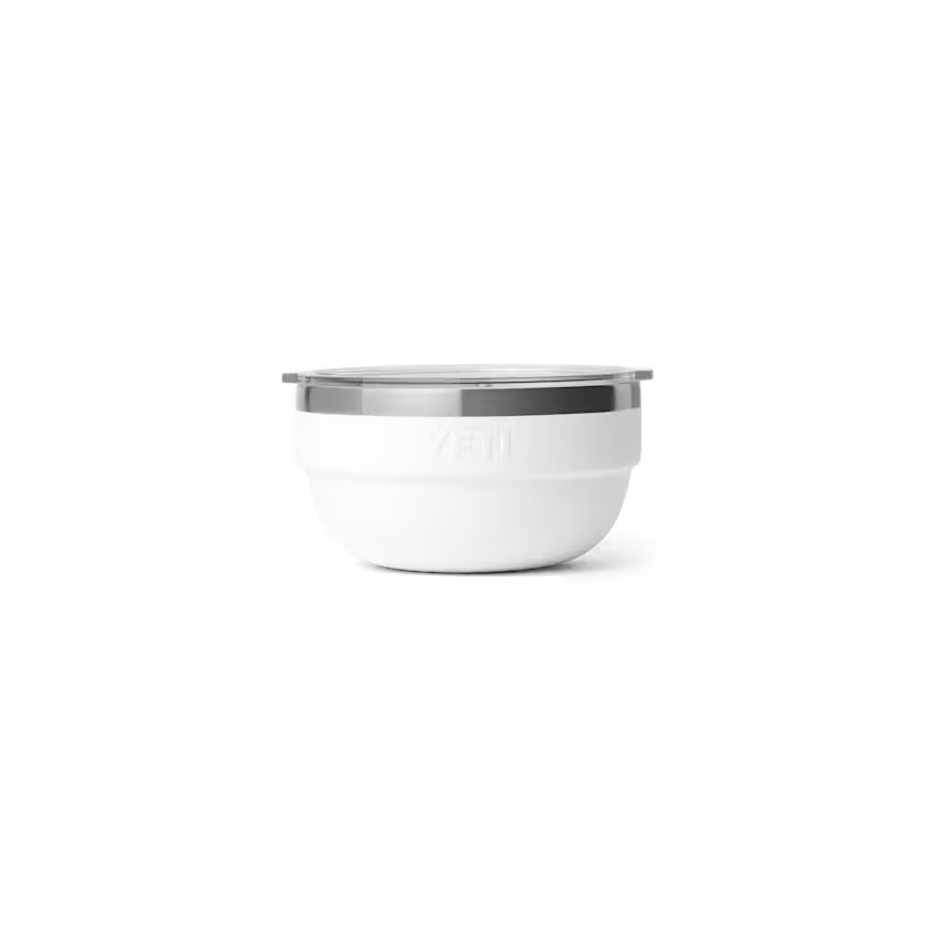 Un bol YETI blanc avec un bord et un couvercle en acier inoxydable, présenté de côté sur un fond blanc uni.