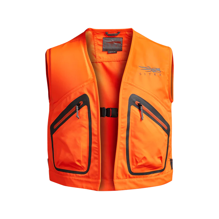 Gilet de sécurité orange avec fermeture éclair sur le devant, deux poches zippées noires de chaque côté et des sangles à boucle réglables au milieu. Le gilet présente une bordure noire et des détails réfléchissants pour plus de visibilité. Le logo de la marque est visible sur la partie supérieure gauche de la poitrine.