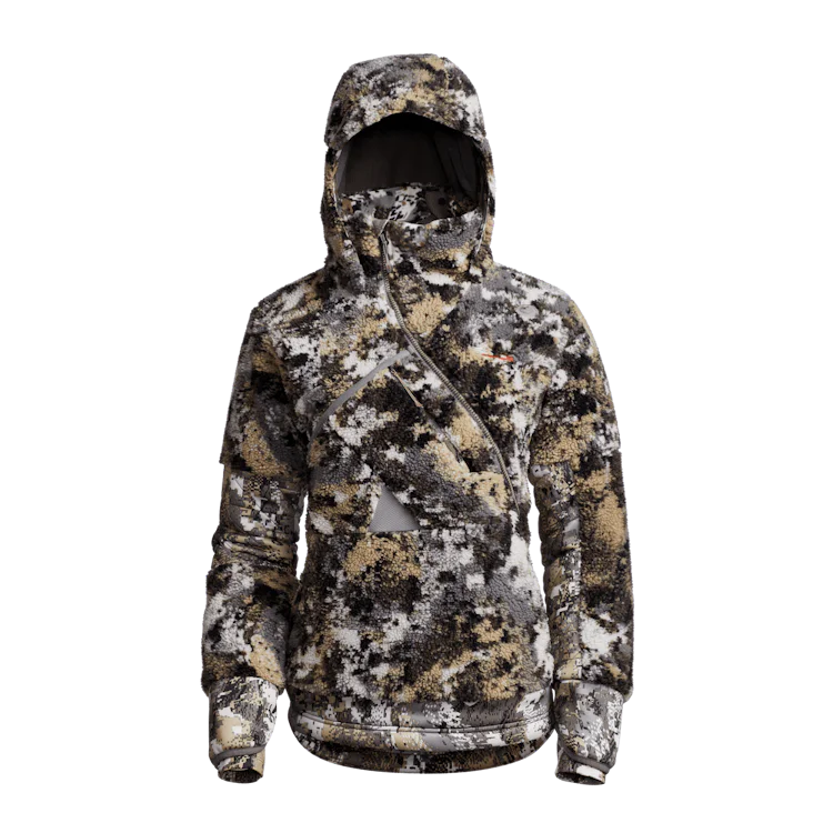 Veste camouflage à capuche avec fermeture éclair sur le devant et plusieurs poches sur fond noir. La veste présente un motif camouflage numérique dans des tons de gris, de marron et de noir.