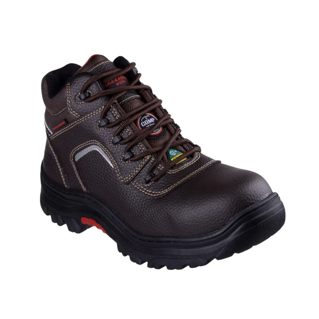 La BOTTE DE TRAVAIL SKECHERS WORK FOOTWEAR RELAXED FIT : BURGIN POUR HOMME est une botte de travail pour homme en cuir marron avec une semelle robuste noire, un bout renforcé, un col rembourré, des œillets métalliques et des lacets noirs, conçue pour la sécurité et la durabilité.