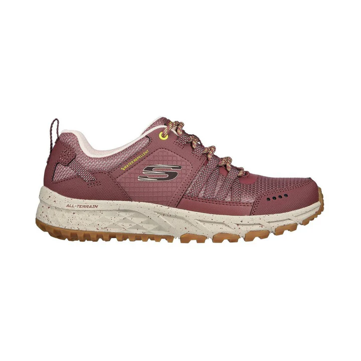 Basket marron avec semelle beige et marron, composée d'un mélange de matières, dont du mesh et du cuir. La chaussure est dotée de lacets marron, d'un logo sur le côté et du texte "ALL-TERRAIN" sur la semelle, indiquant qu'elle est conçue pour une utilisation polyvalente.